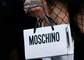 Genți Moschino: detalii rock și note de basm în primăvară
