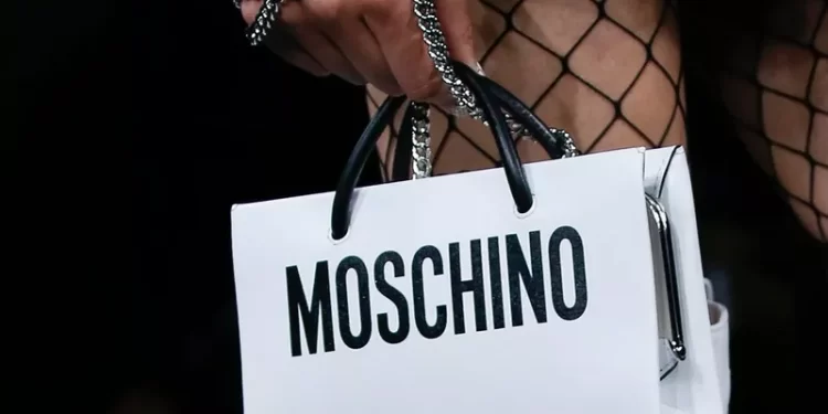 Genți Moschino: detalii rock și note de basm în primăvară