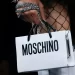 Genți Moschino: detalii rock și note de basm în primăvară