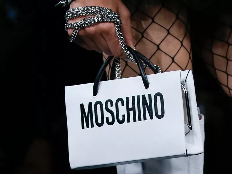 Genți Moschino: detalii rock și note de basm în primăvară