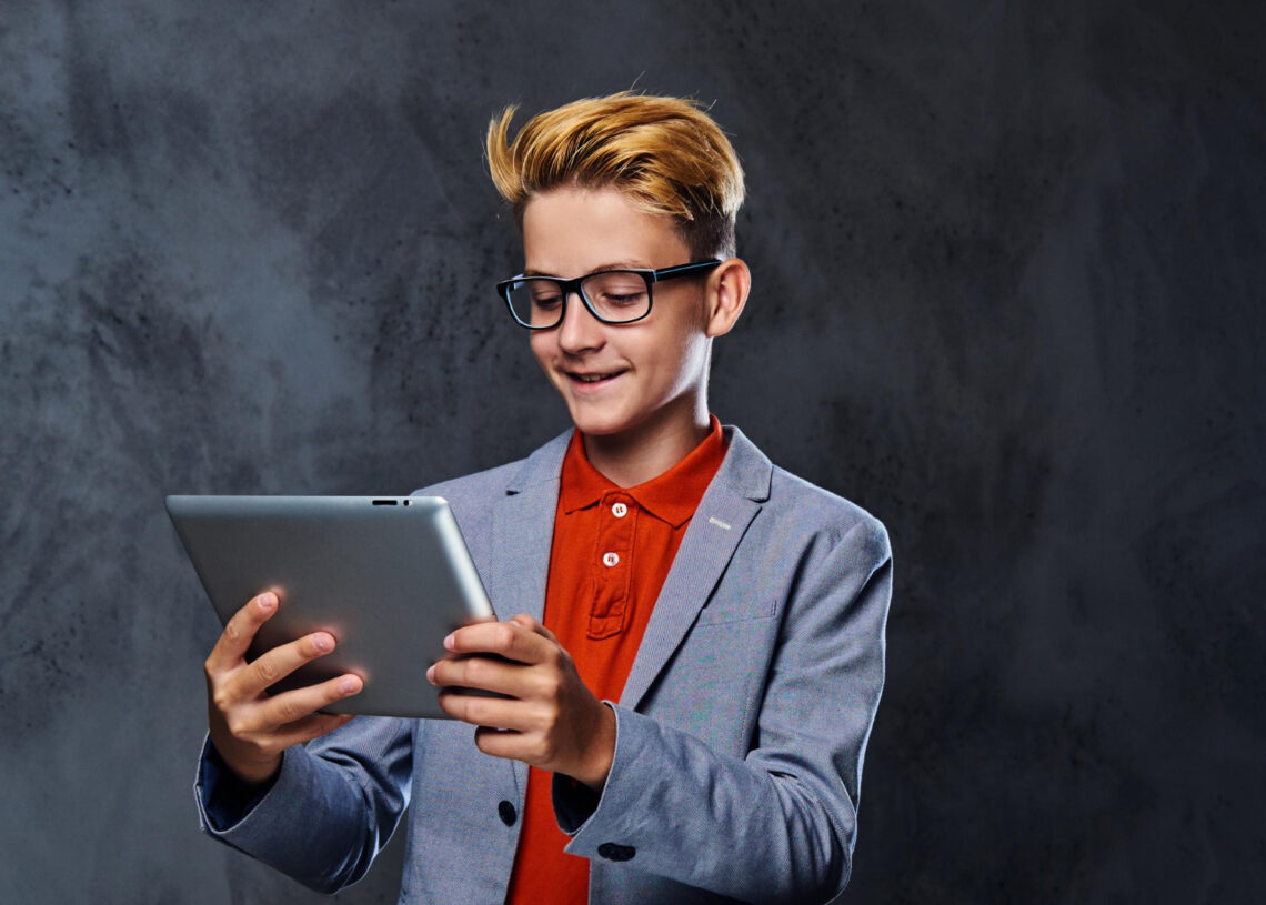 Cum să ai grijă de ochii copiilor tăi în era digitală