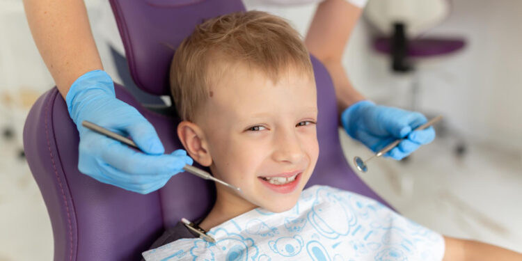 Cum reacționezi ca părinte când copilului îi este teamă de tratamentele dentare